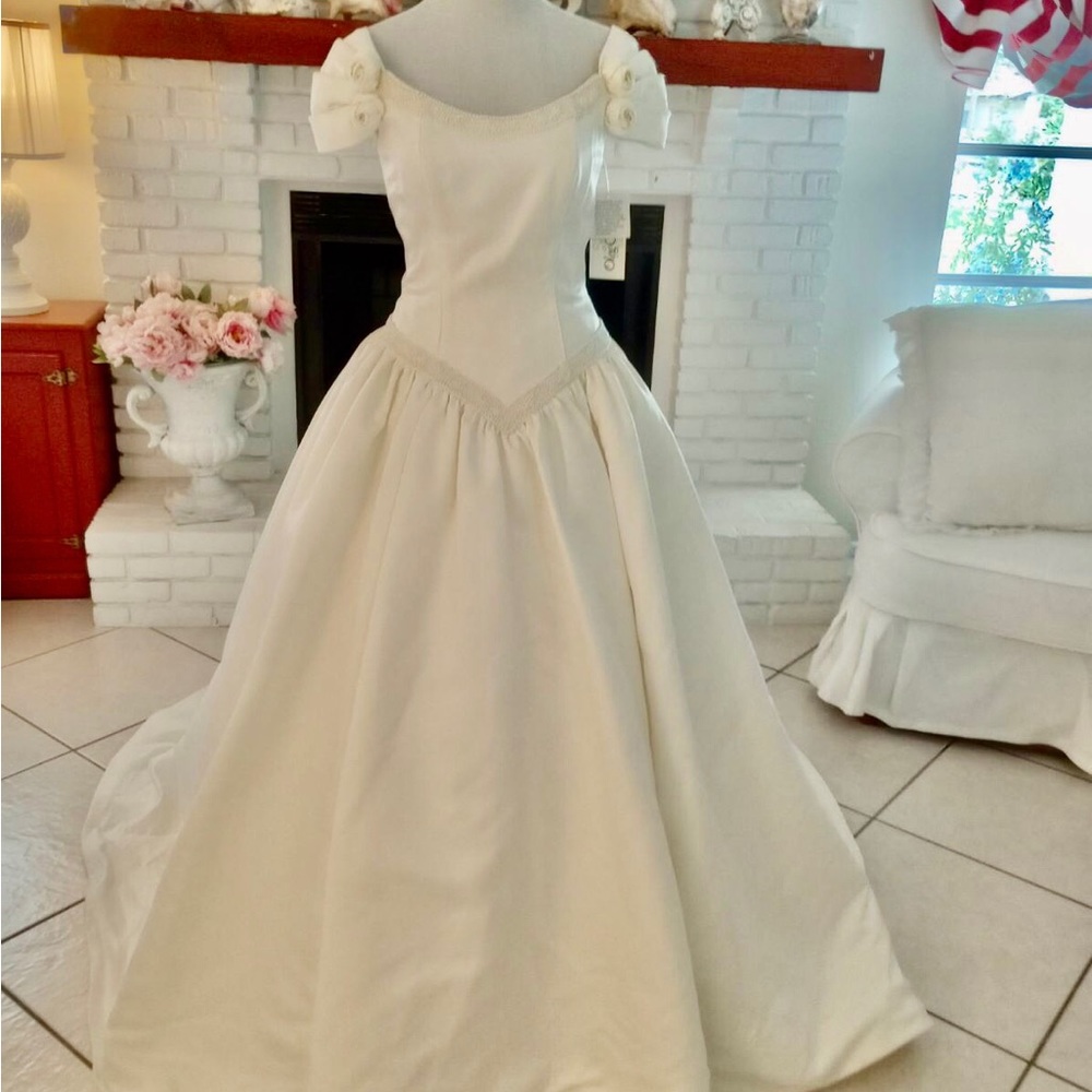 OLEG CASSINI Wedding Dress Size 8 Royal Princess Ivory Ball Gown Rosettes NWT.